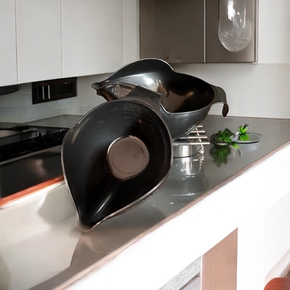 New POURfect Set of 2 Spill Poof Bowls w/Measurements inside of bowl - Picture 2 of 8